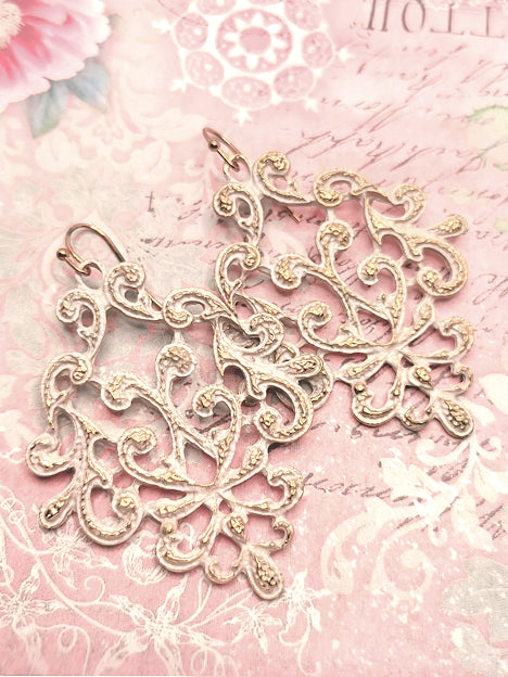 Goldene Ohrringe | Barockornamente Cremeweiss